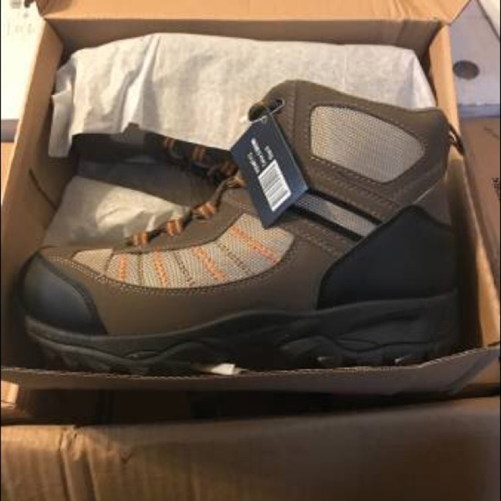 HIKING SHOES